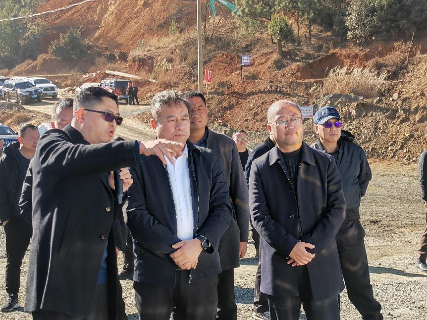 涼山州州委常委、州政府常務(wù)副州長向貴瑜到礦業(yè)總公司白草礦區(qū)調(diào)研