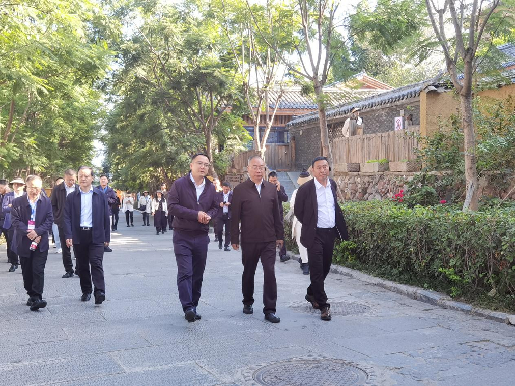 全省文化旅游融合示范項目工作總結(jié)交流會代表團考察學(xué)習(xí)大石板項目(圖2) 全省文化旅游融合示范項目工作總結(jié)交流會代表團考察學(xué)習(xí)大石板項目(圖2)