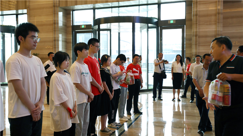 助力高考暖人心 深情慰問送關(guān)懷——集團(tuán)公司慰問競力學(xué)校高考考生(圖3)